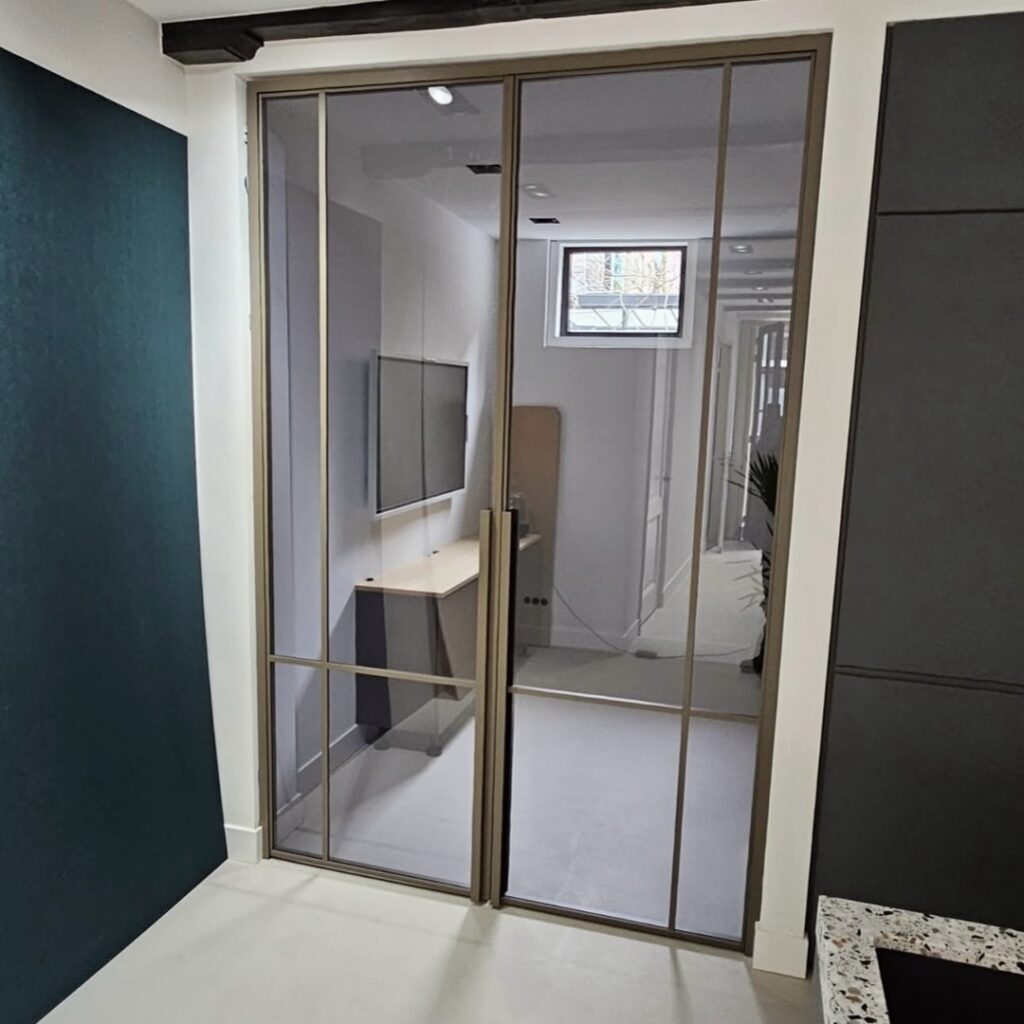 Gouden stalen deur van inmeten tot montage